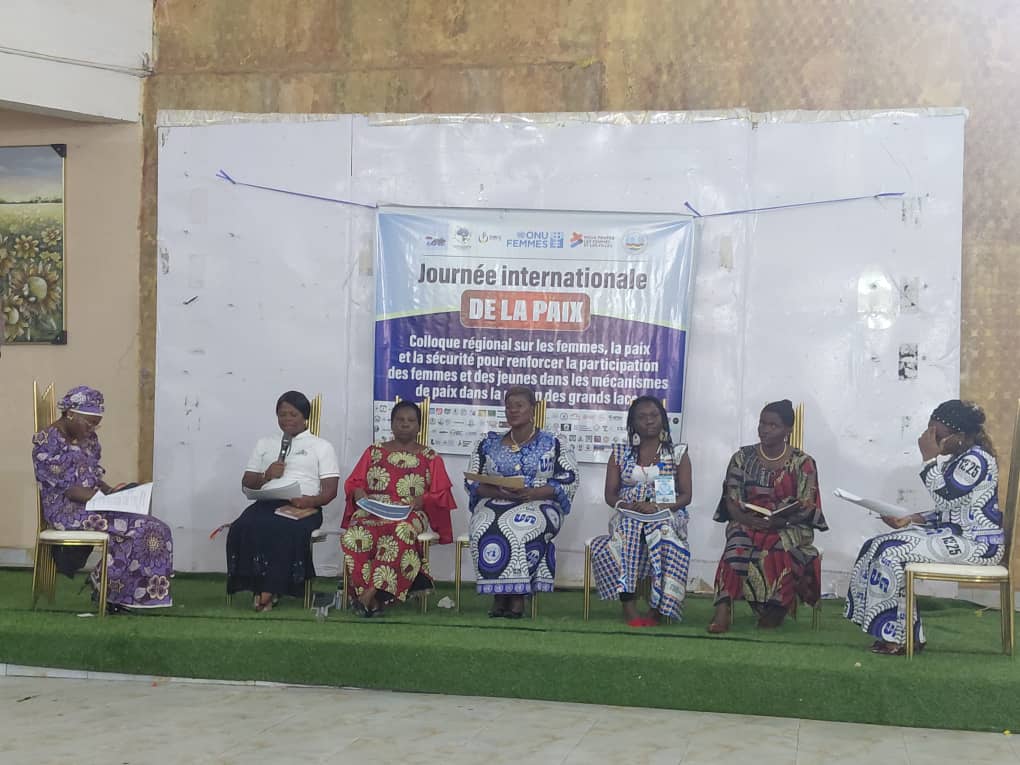 Représentante du département Genre du RAD ASBL prenant la parole lors du colloque régional à Bunia