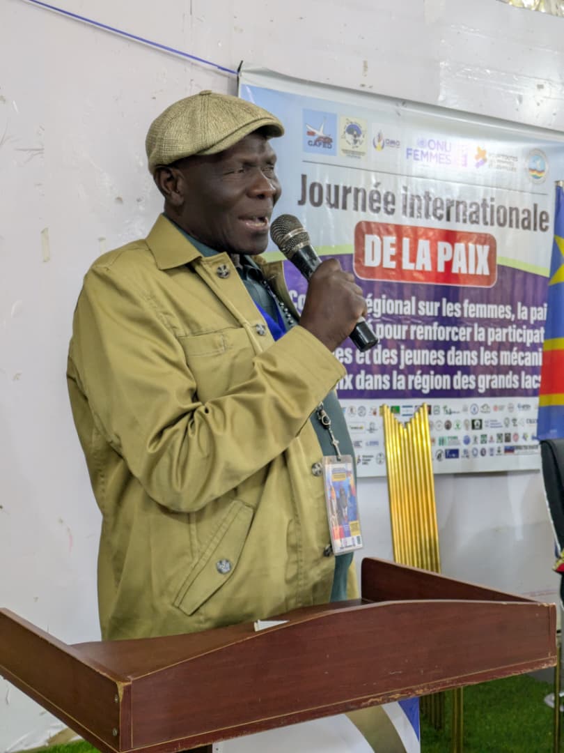 Max Nissan prenant la parole au colloque régional Femmes, Paix et Sécurité à Bunia