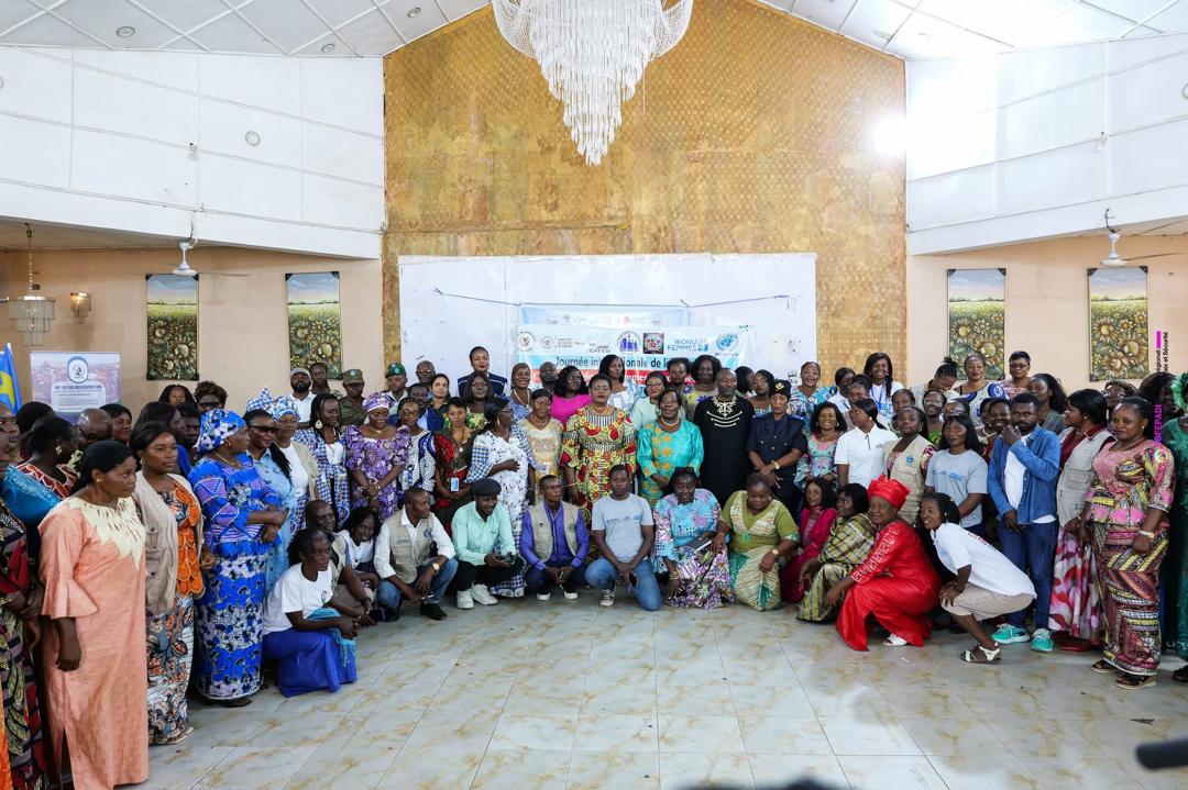 Photo de groupe prise à la fin du colloque régional Femmes, Paix et Sécurité à Bunia, en présence de la Première dame de l’Ituri